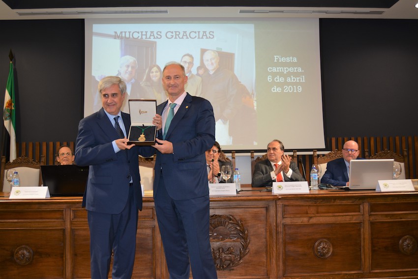El Colegio de Badajoz nombra presidente de Honor a Juan José Badiola