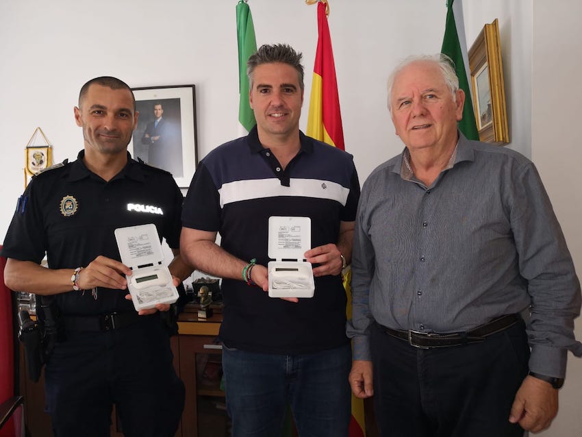 El Colegio almeriense dona lectores de microchips al Ayuntamiento de Viator