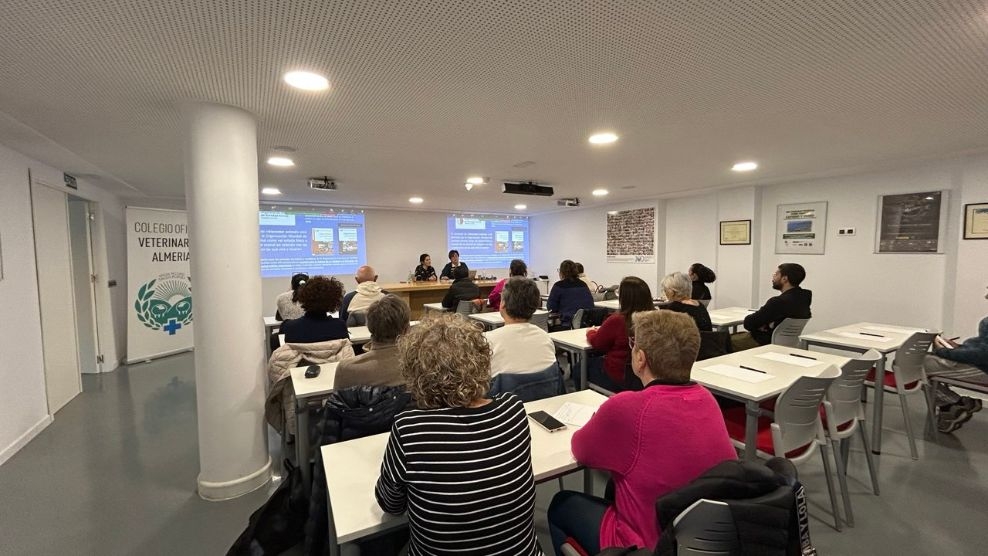 El Colegio de Almería programó una charla para cuidadores y gestores de colonias felinas 