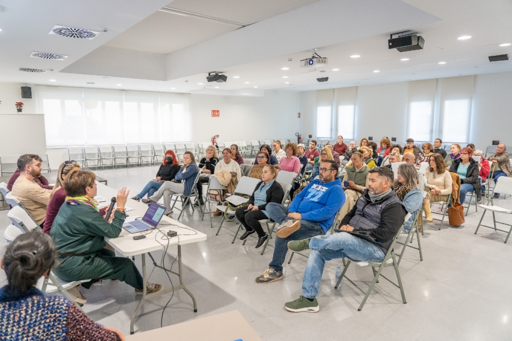 Primer encuentro para abordar la gestión integral de colonias felinas en Roquetas de Mar