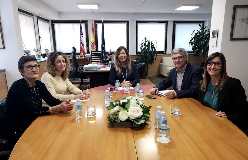 Representantes del Colegio de Baleares se reúnen con la consejera de Salud y Consumo