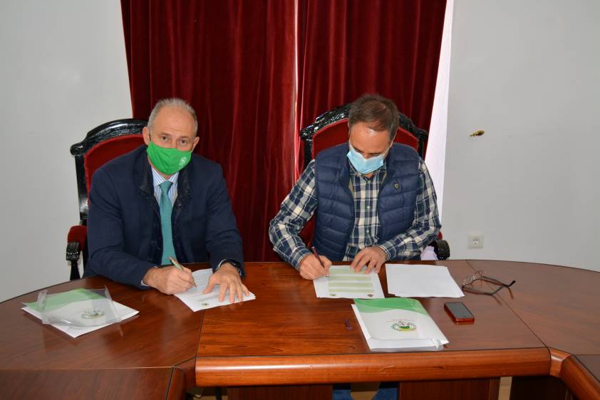 Firmado el convenio entre el Ayuntamiento de Cabeza la Vaca y el Colegio de Badajoz para poner en marcha el registro municipal de animales de compañía