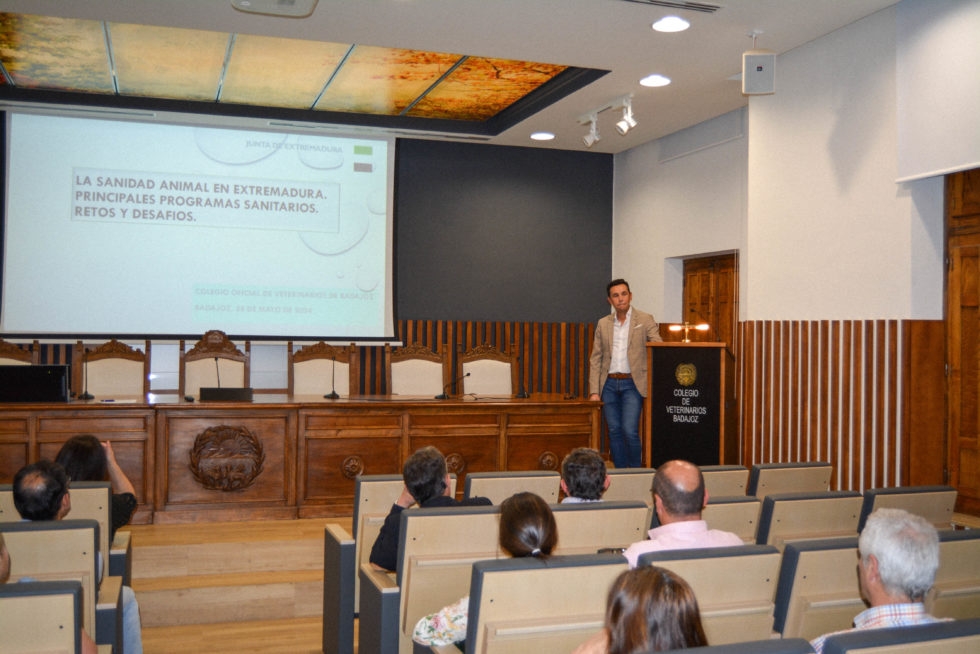 El Colegio de Badajoz, escenario de una conferencia sobre retos y desafíos de la sanidad animal en Extremadura