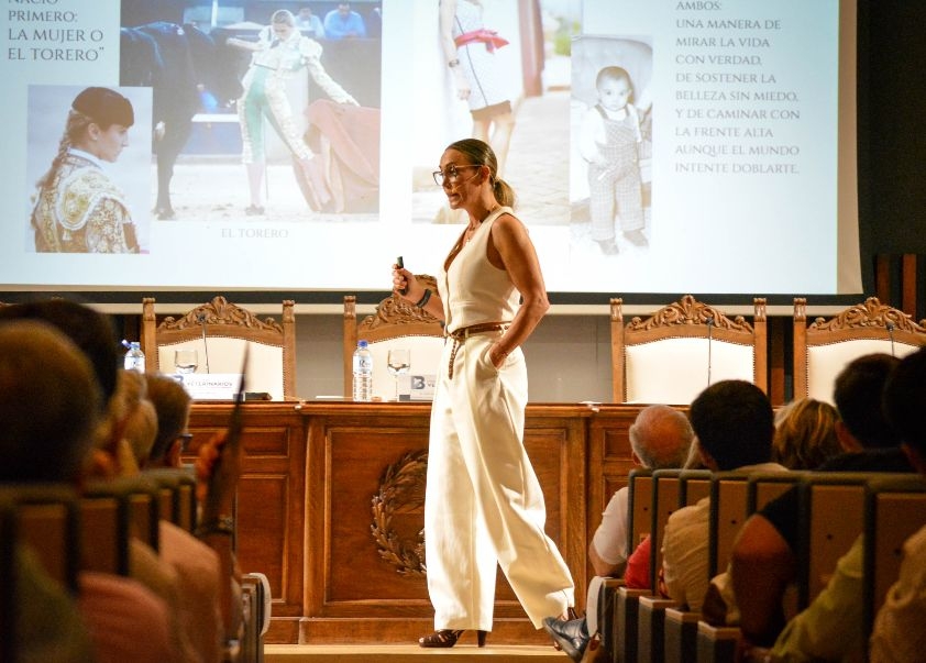 La coach Cristina S&aacute;nchez reflexiona sobre el esfuerzo, la superaci&oacute;n personal y el liderazgo ante los veterinarios de Badajoz