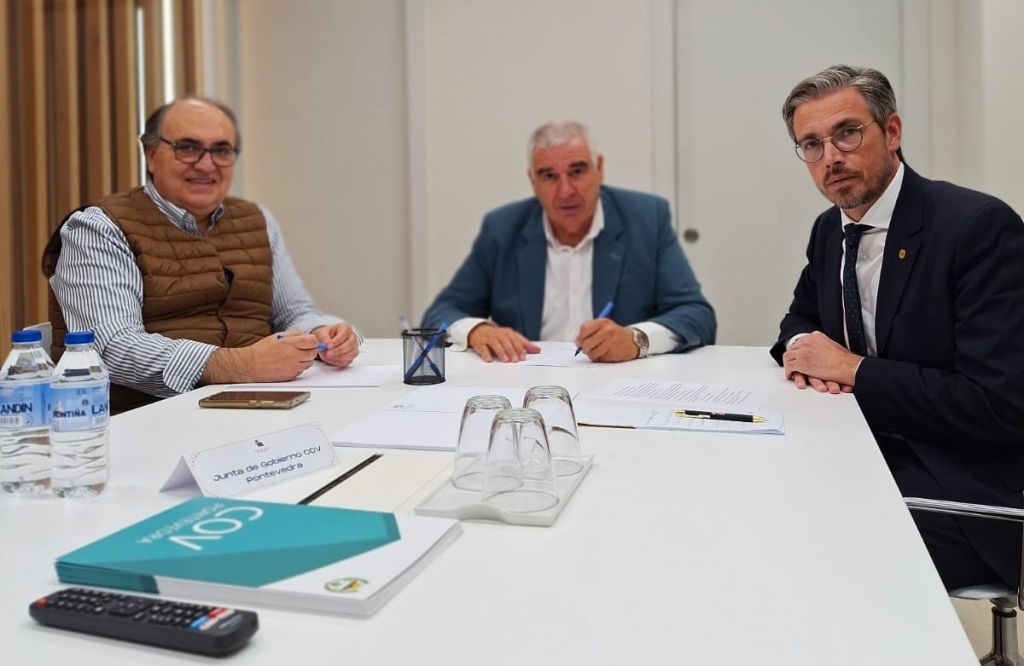 Luis Alberto Calvo, Luis Núñez y Pedro Fabrica, en la sede colegial de Pontevedra