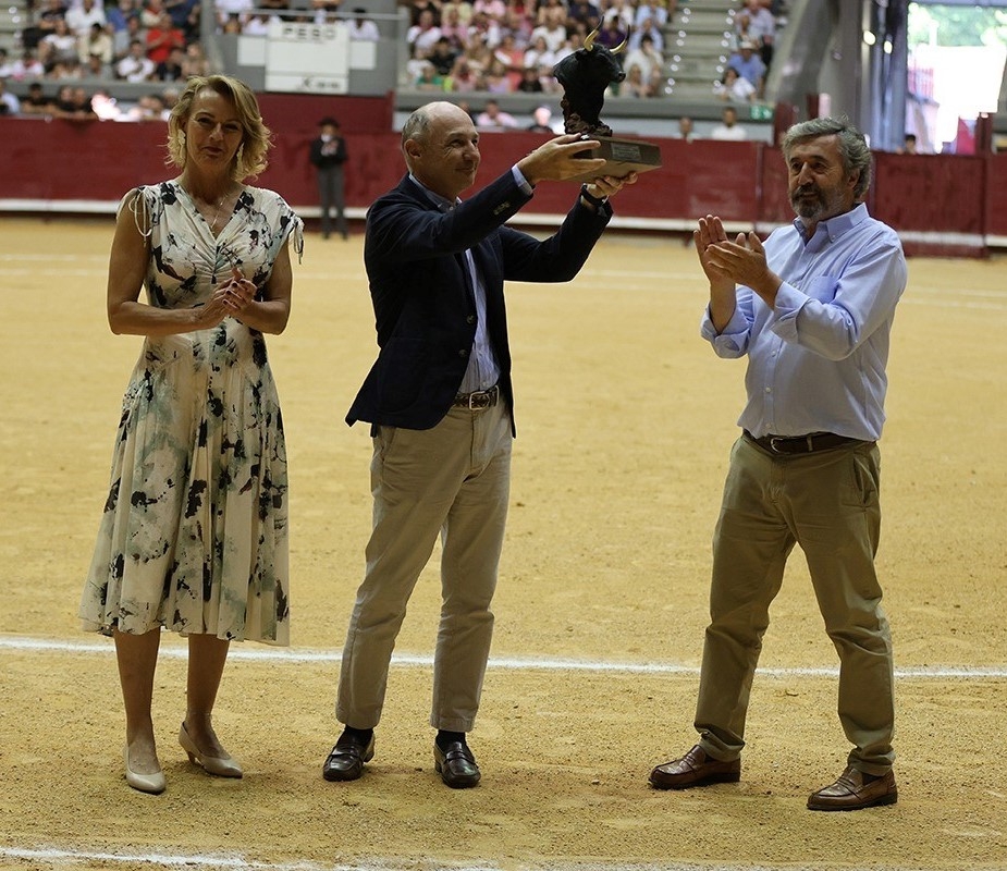 Juan Pedro Domecq recibi&oacute; el XVIII Trofeo Taurino del Colegio de la Profesi&oacute;n  Veterinaria de Burgos 