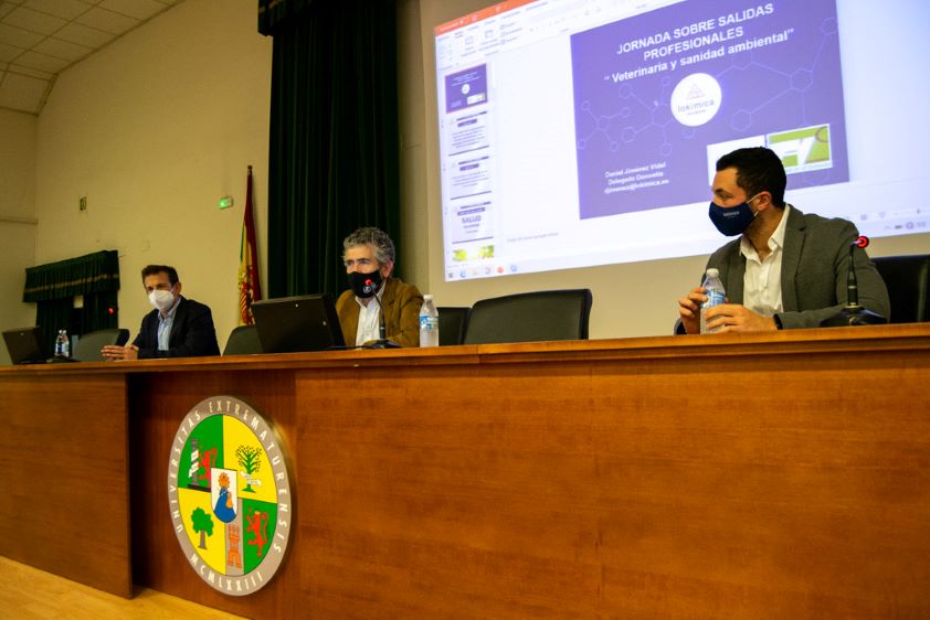 La Universidad de Extremadura y el Colegio de Cáceres analizan la salud pública y la salud ambiental como salidas profesionales
