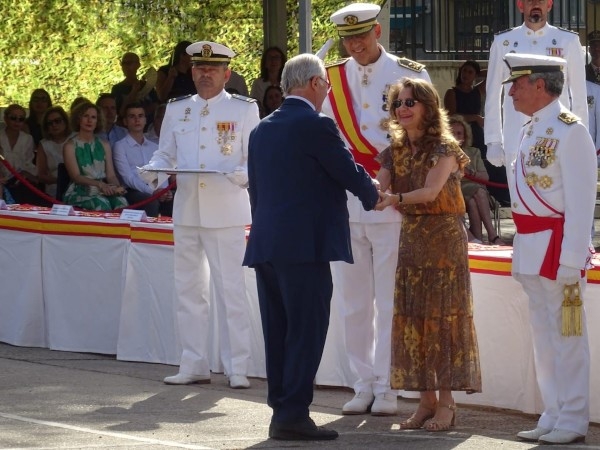 Felipe Vilas, presidente de COLVEMA, recibe la Cruz al M&eacute;rito Militar con distintivo blanco
