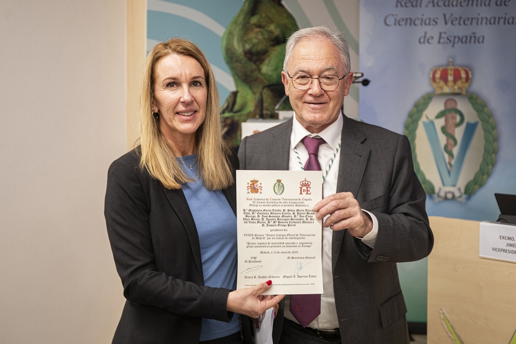 Magdalena Garijo recogió el diploma de manos de Felipe Vilas