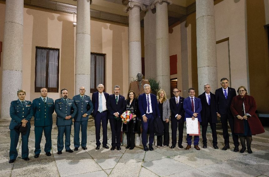 Imagen de familia de los galardonados en el Paraninfo Cardenal Lorenzana