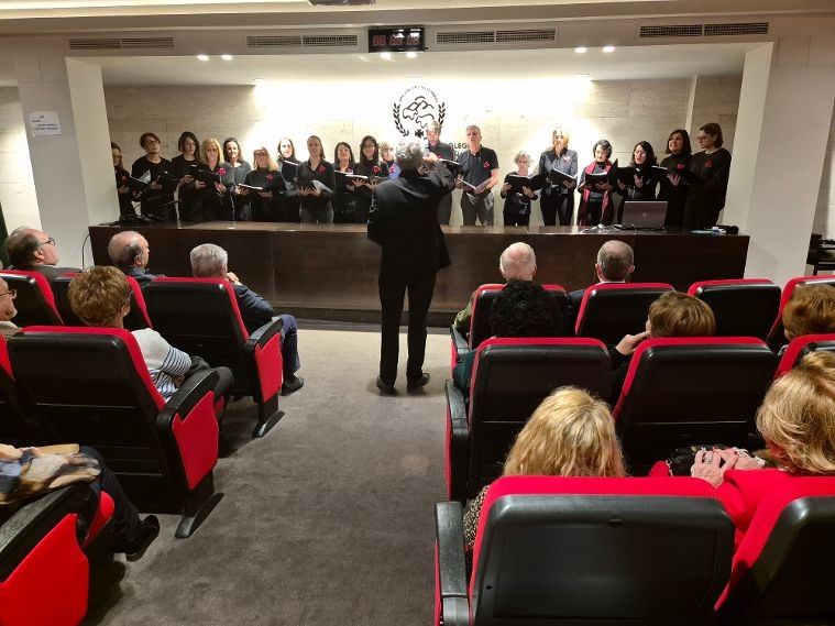 El Coro “En Clave de Mu” ofreció su concierto navideño para los veterinarios jubilados en la sede de la OCV