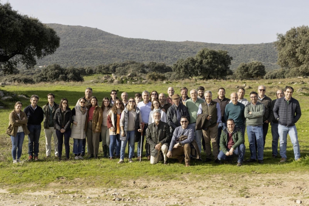 Alumnos y profesores con el ganadero Adolfo Martín al término de la visita