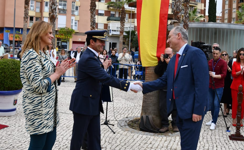 La Delegación de Defensa en Extremadura entrega una distinción al Colegio de Badajoz