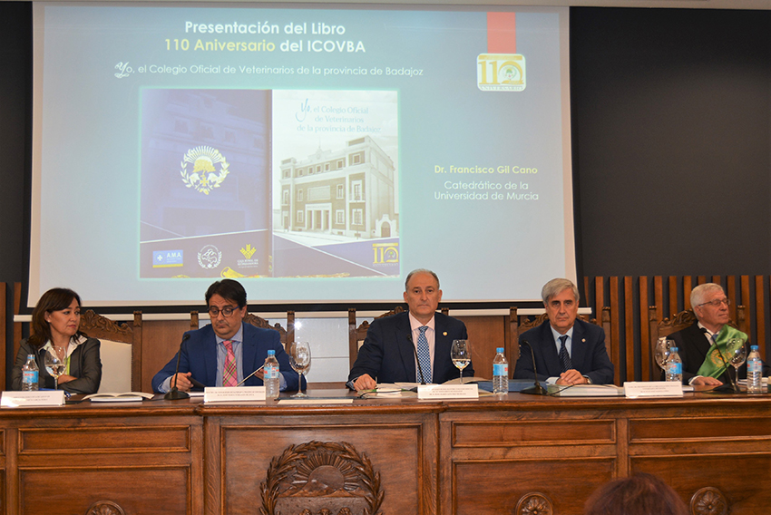 Presentado el libro del 110 Aniversario del Colegio de Veterinarios de Badajoz