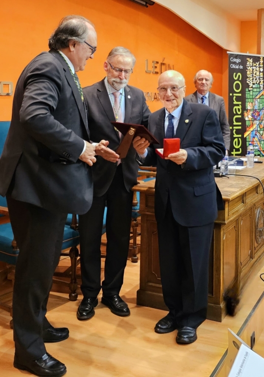 Amigos y compañeros arropan al profesor Rodríguez Ferri en el acto de entrega de la medalla de la OCV celebrado en León