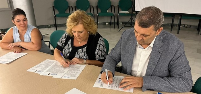 La alcaldesa y el presidente colegial suscribieron el convenio