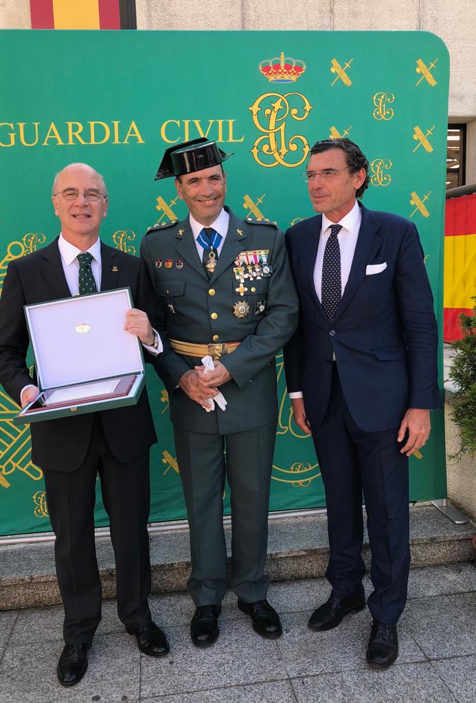 El Colegio de Asturias es reconocido por su colaboración con la Guardia Civil