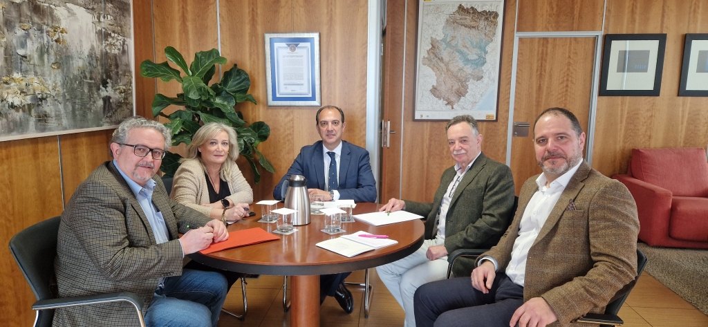 El consejero de Sanidad de Aragón se entrevista con los presidentes de los colegios sanitarios de Huesca para mejorar la coordinación 