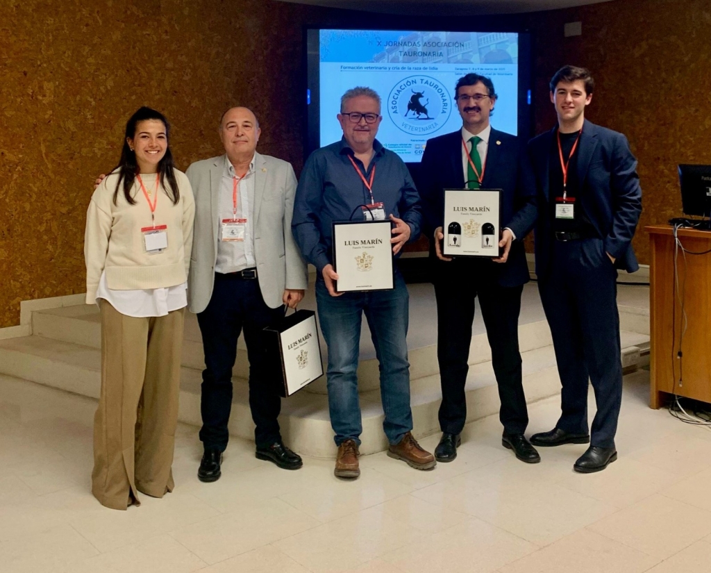 En el centro de la imagen José Luis Blasco, Fernando Carrera y Alejandro Fisac, junto a socios de Tauronaria