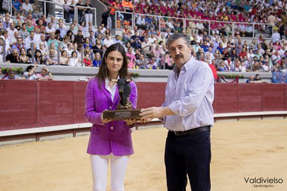 La ganadería de Torrealta recibe el  XI Trofeo Taurino de los veterinarios burgaleses