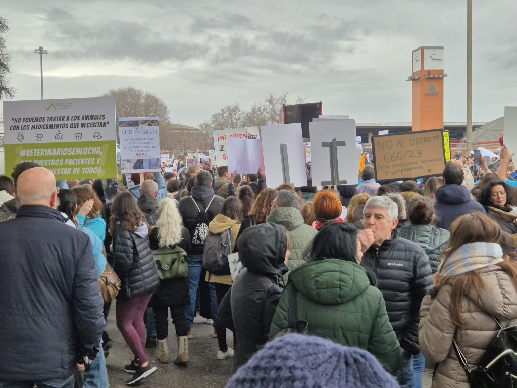 Miles de veterinarios se manifiestan en Madrid contra la ley del medicamento y en defensa del criterio clínico