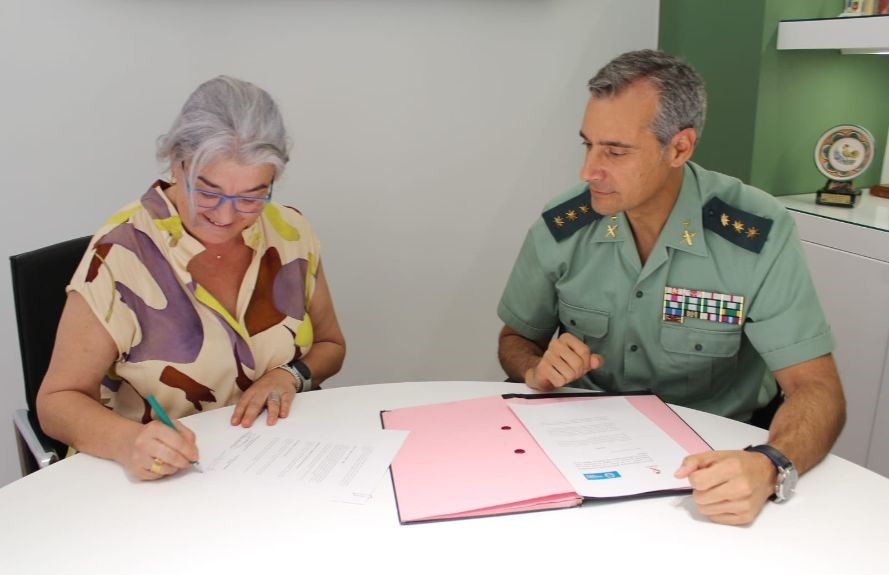 Teresa López y el coronel Pulido, en la firma del convenio