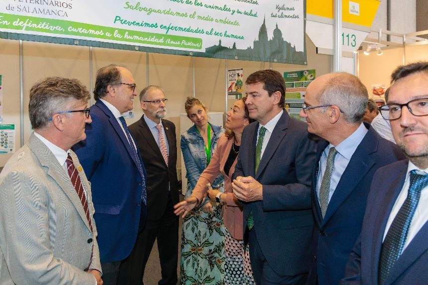 Luis Alberto Calvo conversa con la consejera de Agricultura y Ganadería en presencia de Mañueco