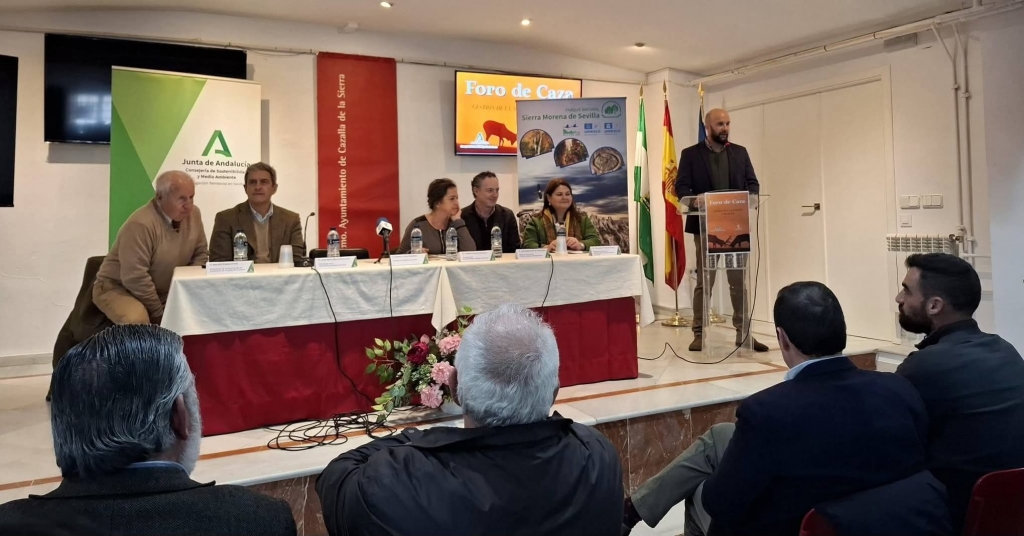 Santiago S&aacute;nchez-Apell&aacute;niz resalta la importancia de la sanidad en la actividad cineg&eacute;tica en un foro celebrado en Cazalla de la Sierra