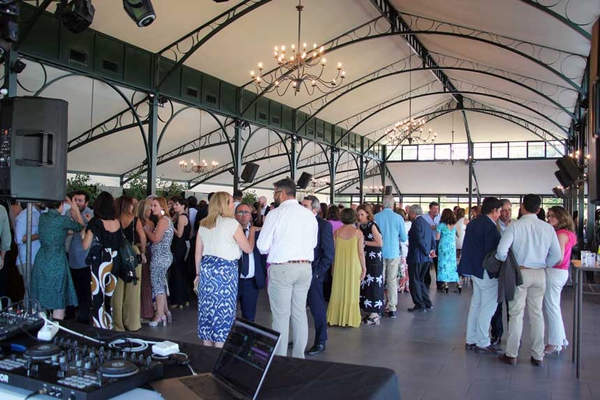 El Real Club Pineda acogió el encuentro de los veterinarios de Sevilla en la conmemoración de San Francisco