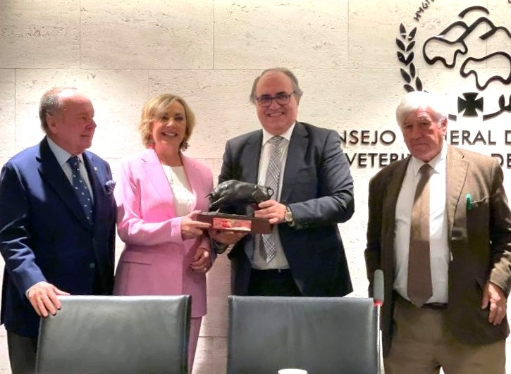 Cristina Moratiel recibió el XXXVI Trofeo Taurino del Consejo General de Colegios de la Profesión Veterinaria de España