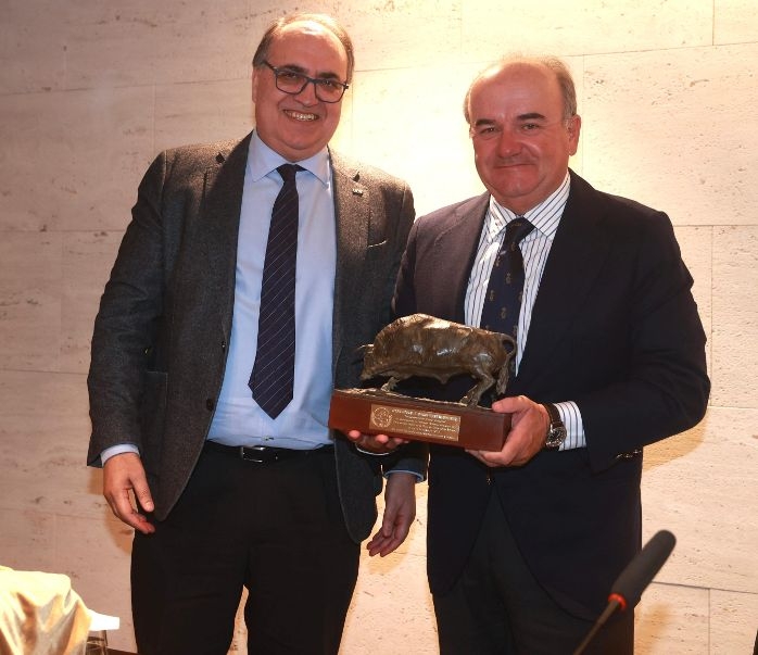  Santiago Domecq recibió el XXXV Trofeo Taurino del Consejo General de Colegios Veterinarios de España