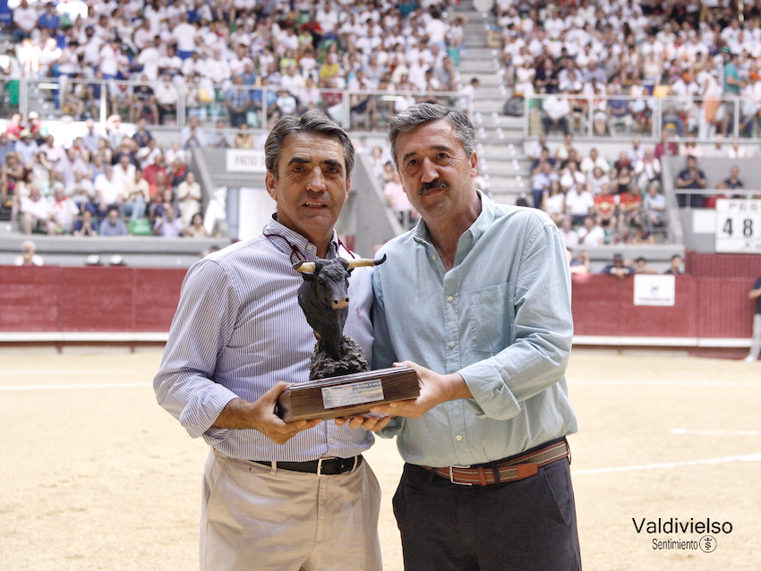 La ganadería de Victorino Martín recibe el XII Trofeo Taurino de los veterinarios burgaleses