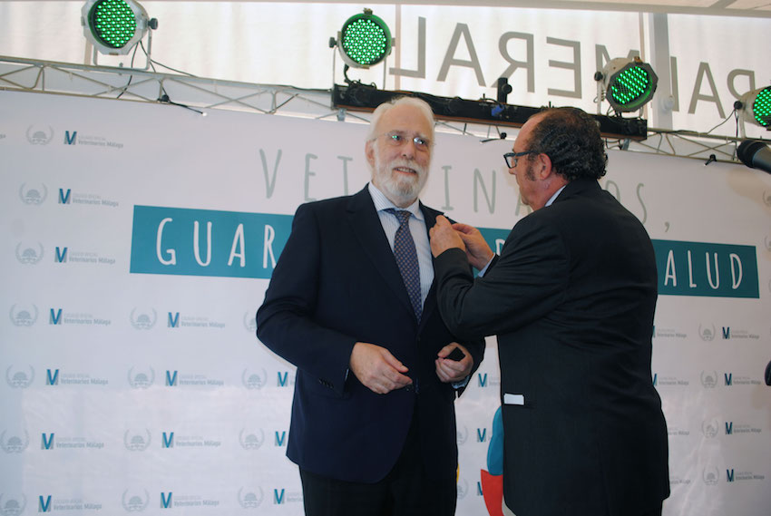 Los colegiados malagueños conceden la ‘V de Oro’ a Ignacio Oroquieta, presidente del Colegio de Sevilla