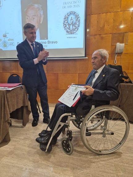 El veterinario Sócrates Merino recibe el homenaje de sus compañeros de Valladolid al cumplir cien años