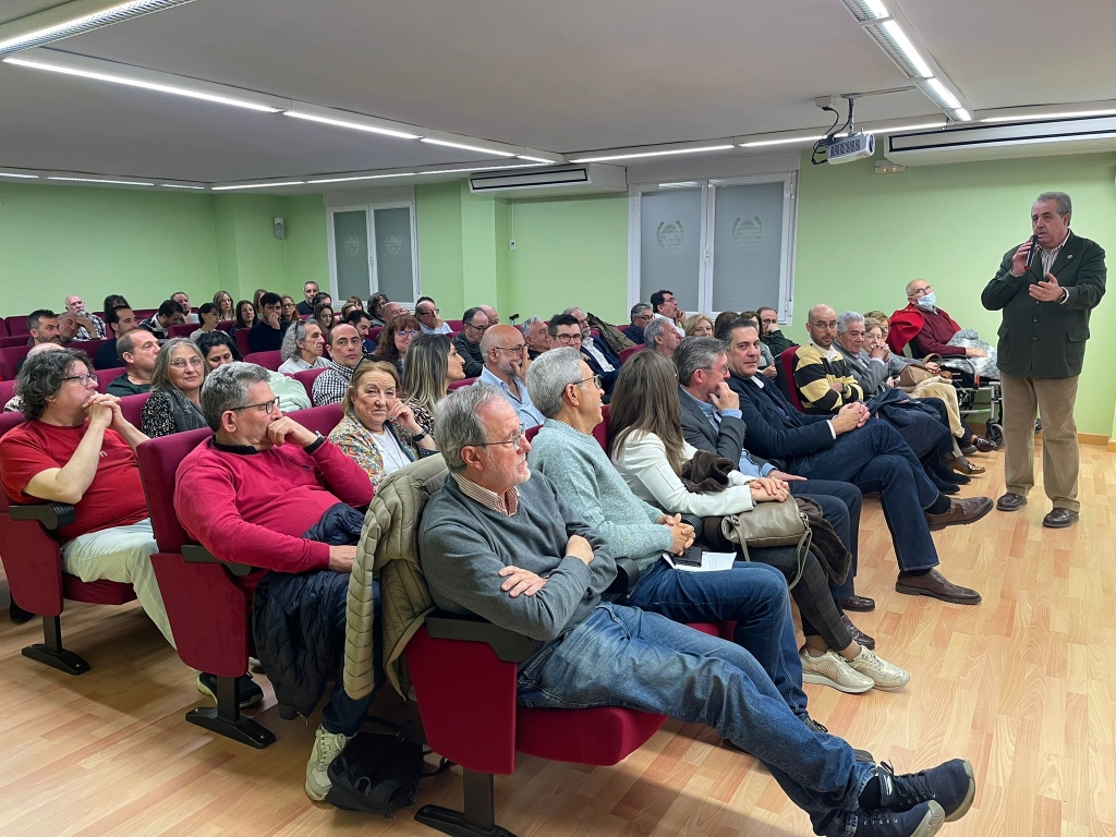 El Colegio de Veterinarios de Zamora acogi&oacute; la presentaci&oacute;n del libro "Desde el coraz&oacute;n del Centro de Lobo"