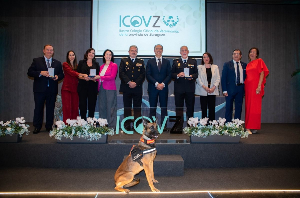 La Policía Nacional, Gonzalo Giner y el perro “Román” recogen los premios del Colegio de Veterinarios de Zaragoza